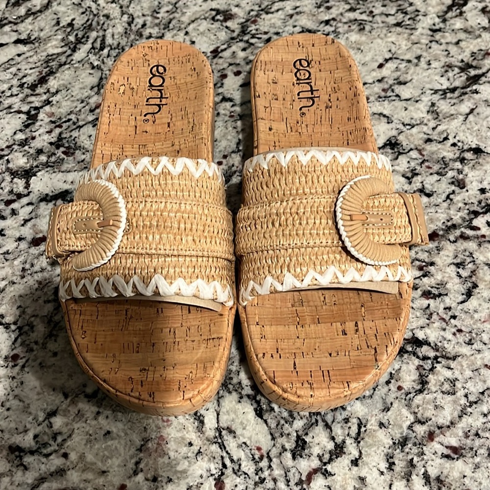 Earth Samsy -DSW size 10 platform/wedge sandals. Like new condition! - Picture 2 of 4